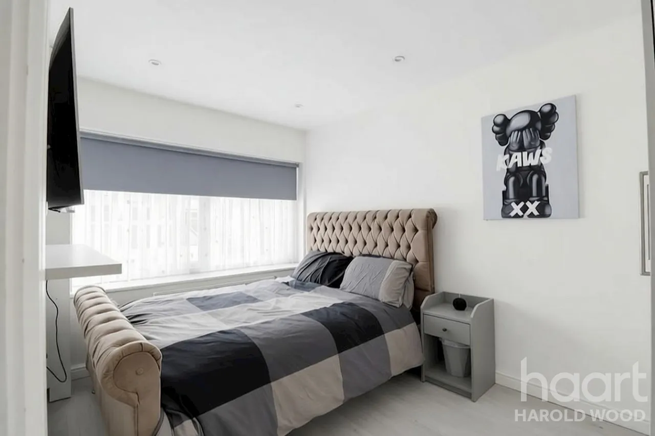 Newhall Drive, Harold Wood, RM3, photo 12