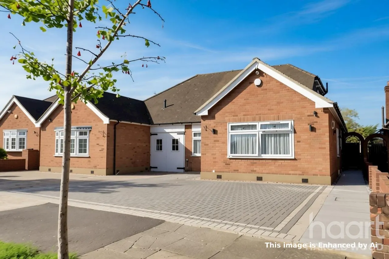 5 bed house for sale, Newhall Drive, Harold Wood, RM3