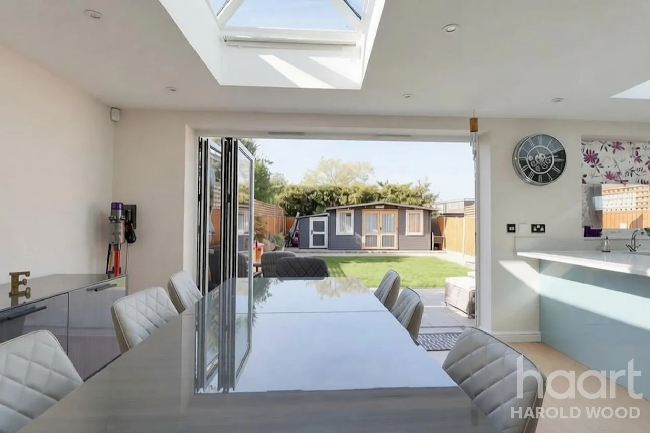Newhall Drive, Harold Wood, RM3, photo 7