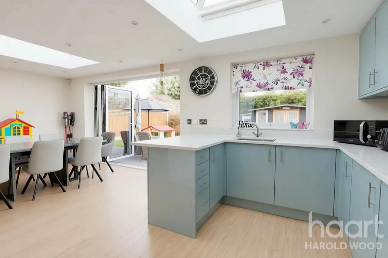 Newhall Drive, Harold Wood, RM3, photo 5