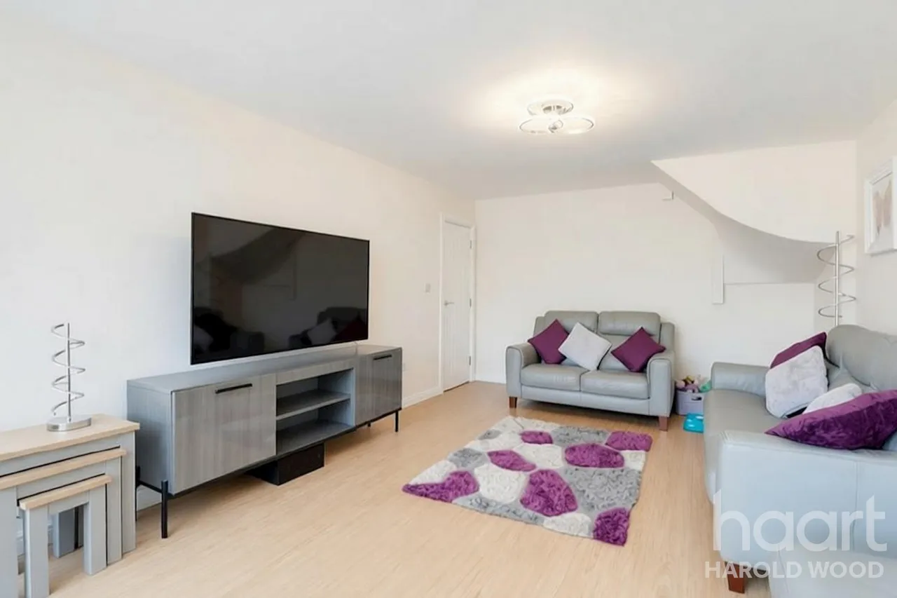 Newhall Drive, Harold Wood, RM3, photo 6