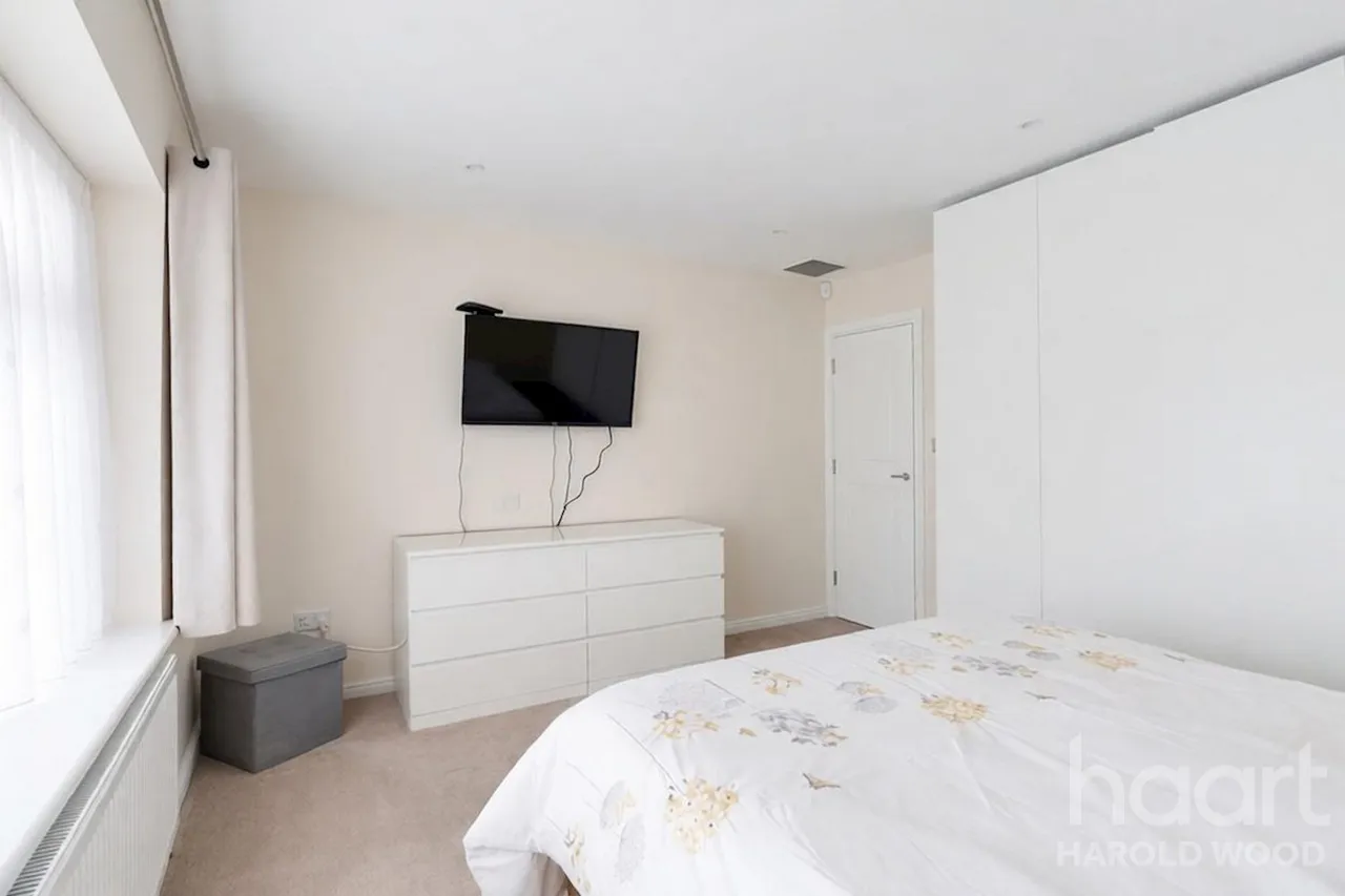 Newhall Drive, Harold Wood, RM3, photo 11