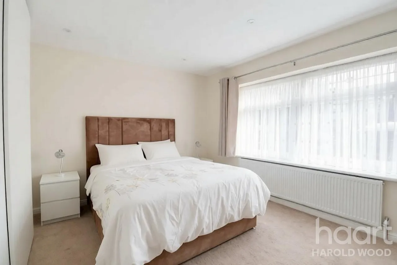 Newhall Drive, Harold Wood, RM3, photo 10