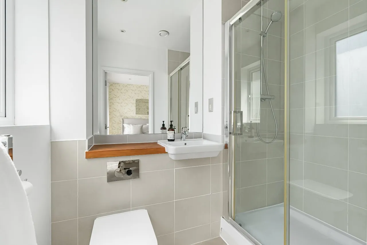 Reynard's Way, Brentford, TW8, photo 15