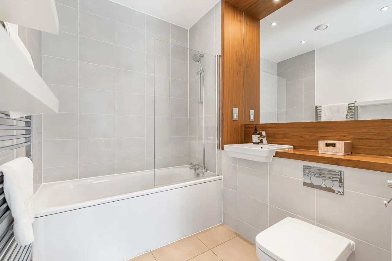 Reynard's Way, Brentford, TW8, photo 16