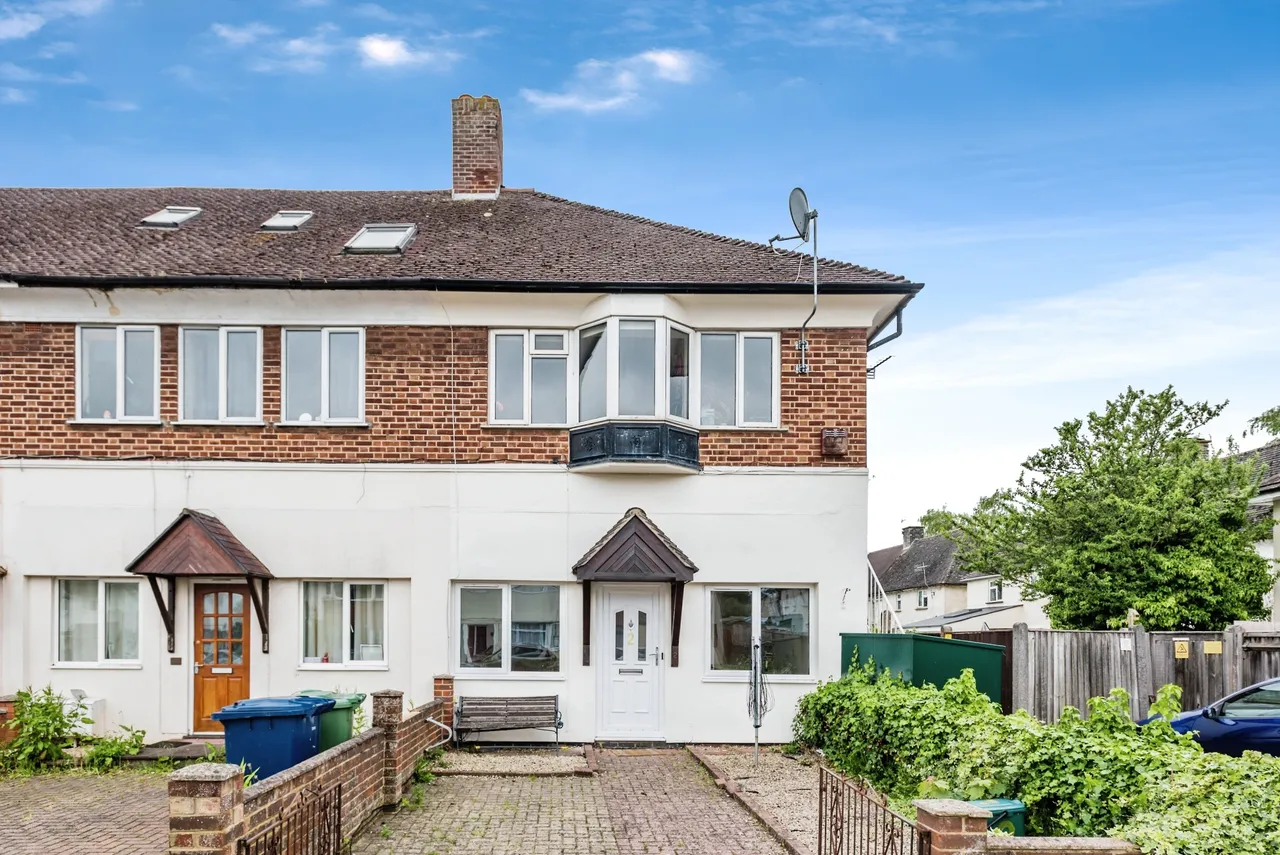 2 bed flat to rent — Addison Drive