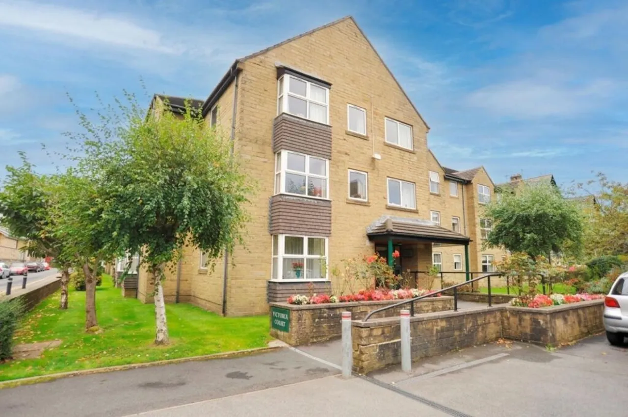 2 bed flat for sale — Victoria Court East Park Road Harrogate, HG1 5QX