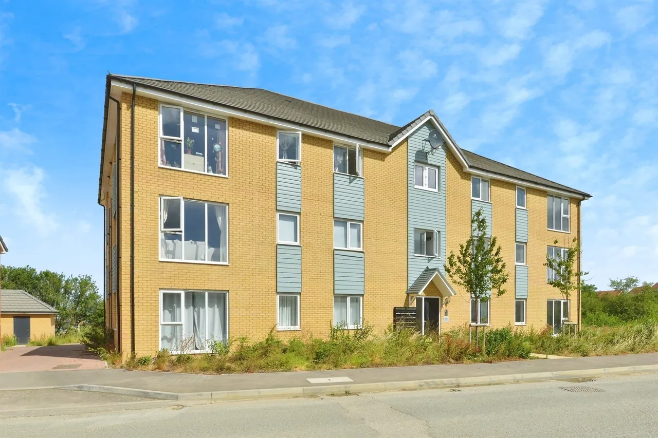 2 bed flat for sale, Berrenda Avenue, Whitehouse, MK8