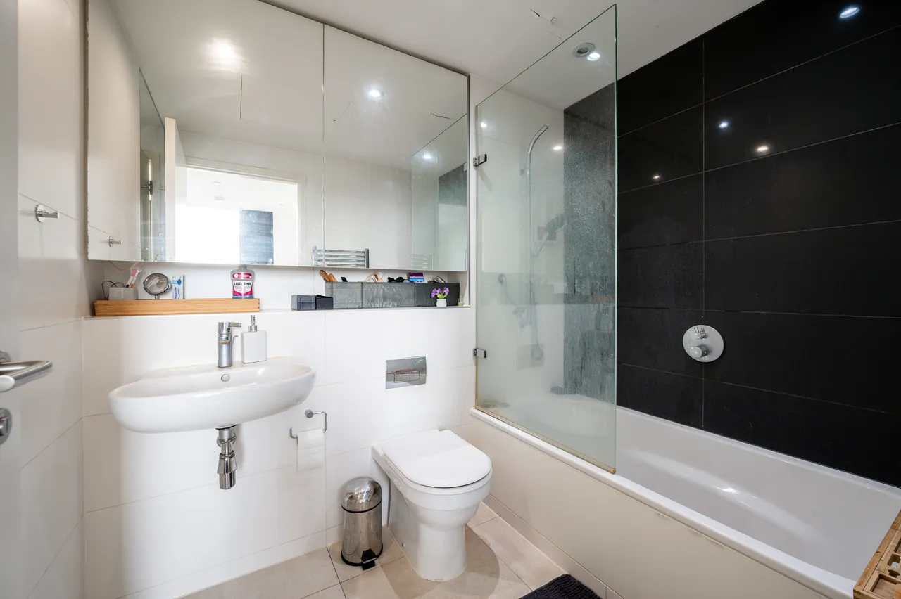 Apartment 4002, The Strata, 8 Walworth Road, London, photo 10