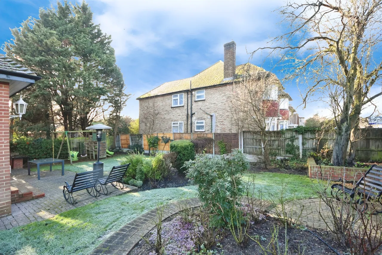 Heath Drive, Romford, RM2, photo 2