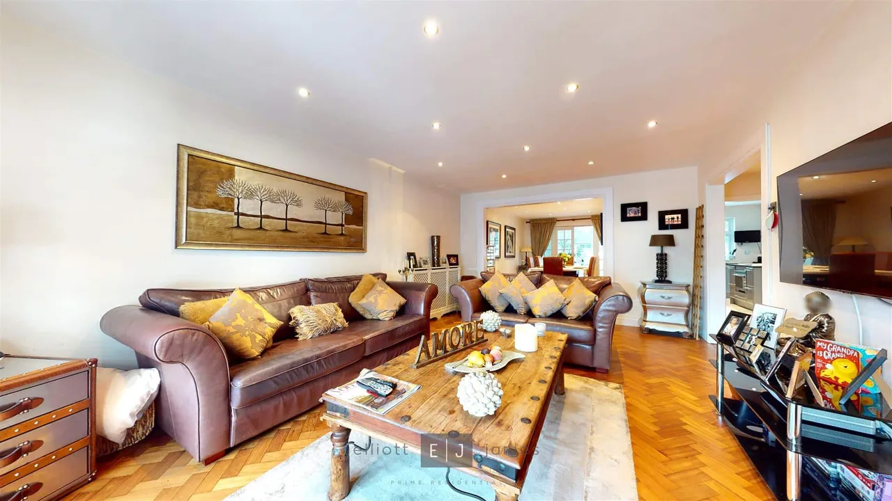 Hazelwood, Loughton, photo 3