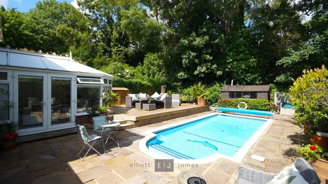 Hazelwood, Loughton, photo 2