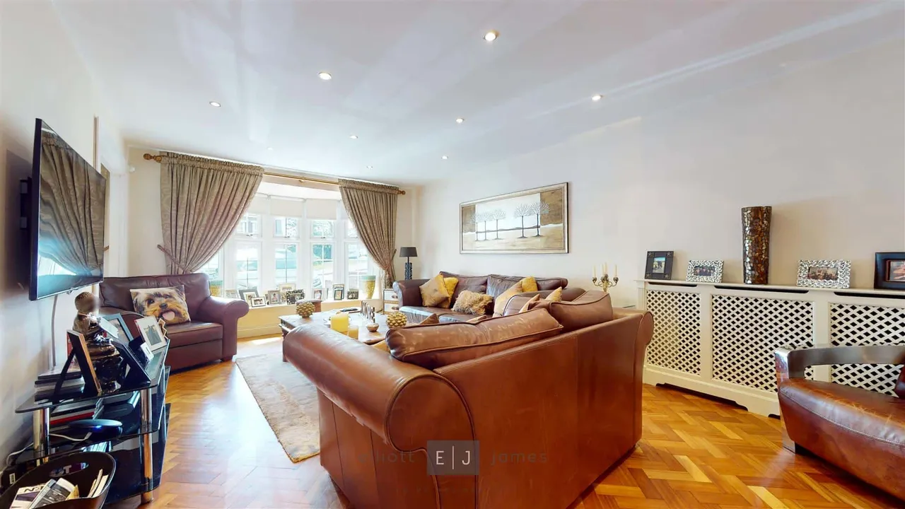 Hazelwood, Loughton, photo 4