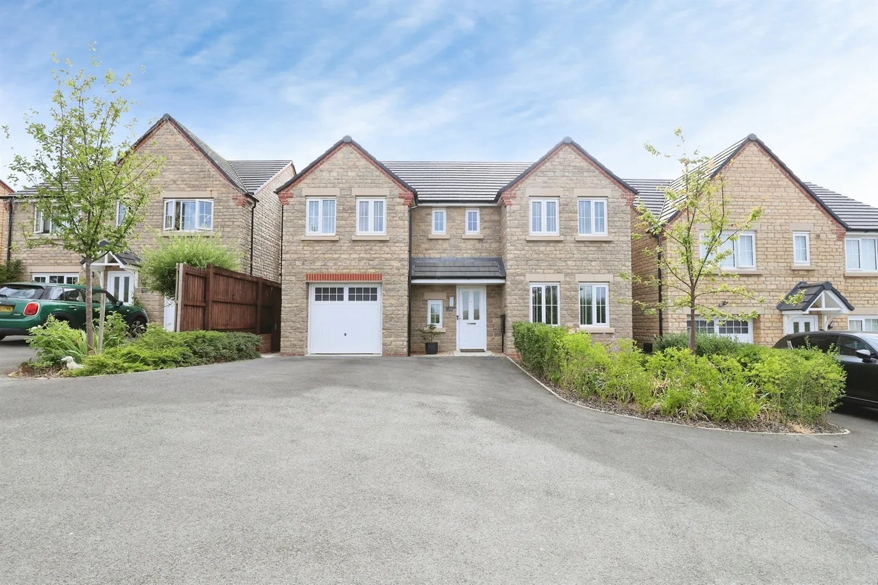 5 bed house for sale — Simpson Close, Weldon, Corby
