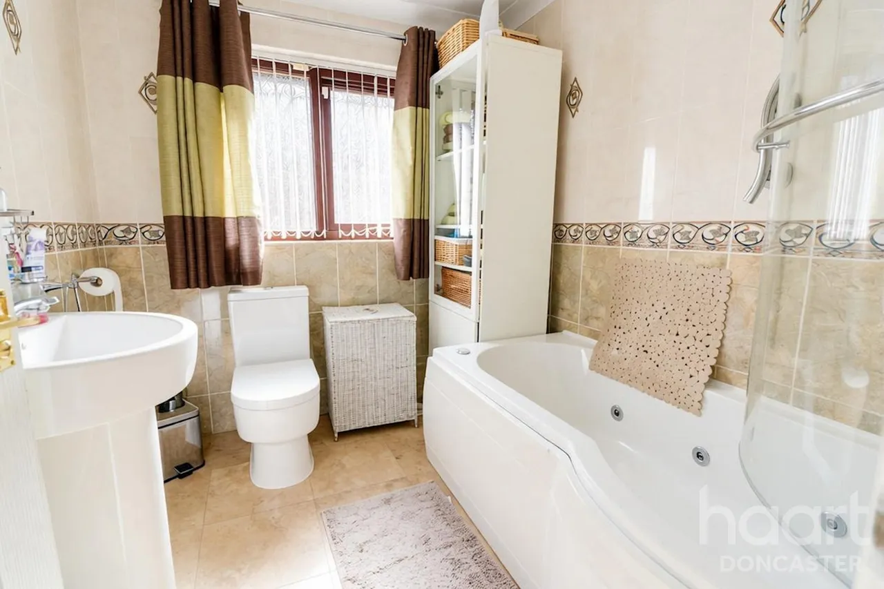Broadwater Drive, Dunscroft, DN7, photo 13