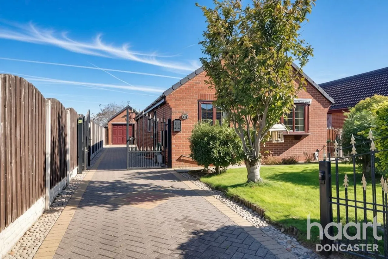 Broadwater Drive, Dunscroft, DN7, photo 17