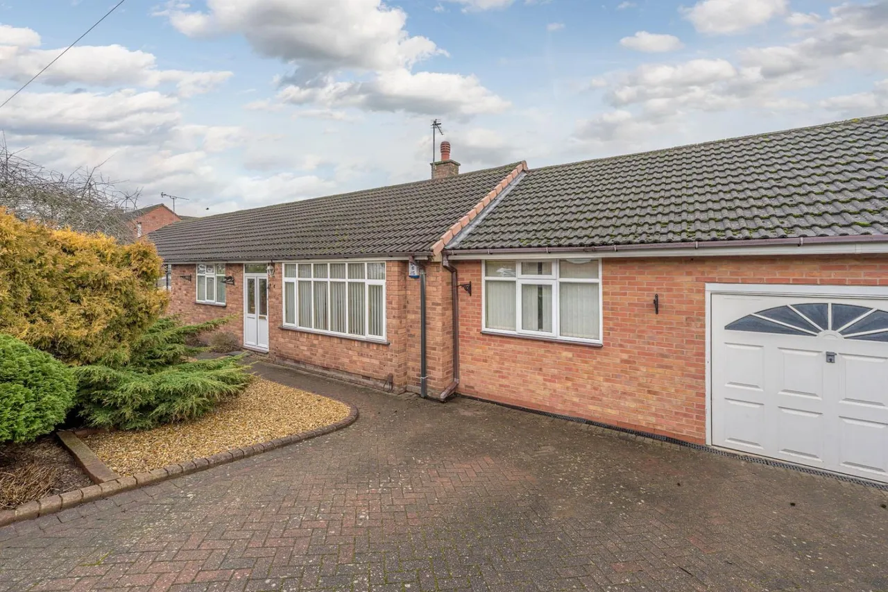 2 bed house for sale — Essex Avenue, Kingswinford, DY6 9RH