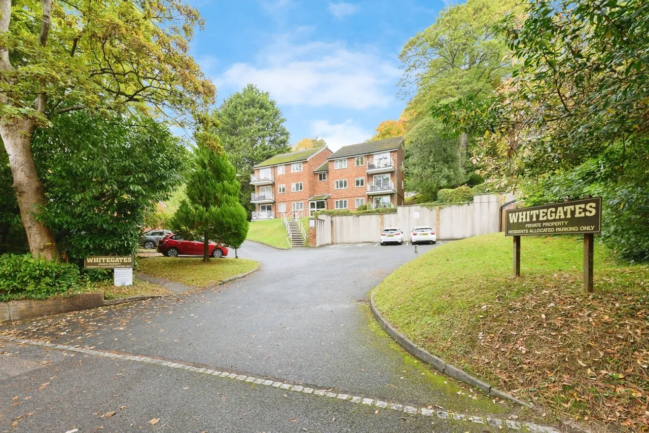 2 bed flat for sale — Court Bushes Road, Whyteleafe, Surrey, CR3