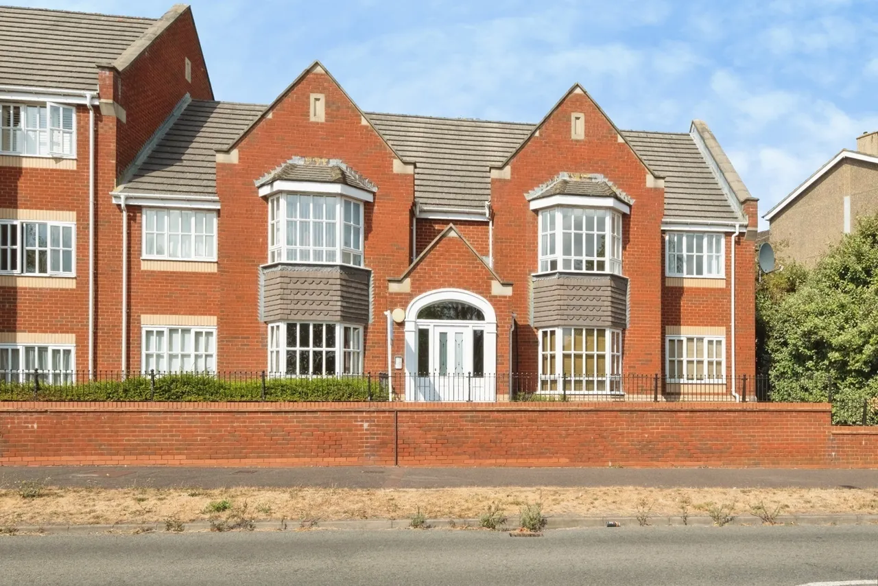 2 bed flat for sale, Knaresborough Court, Bletchley, MK3