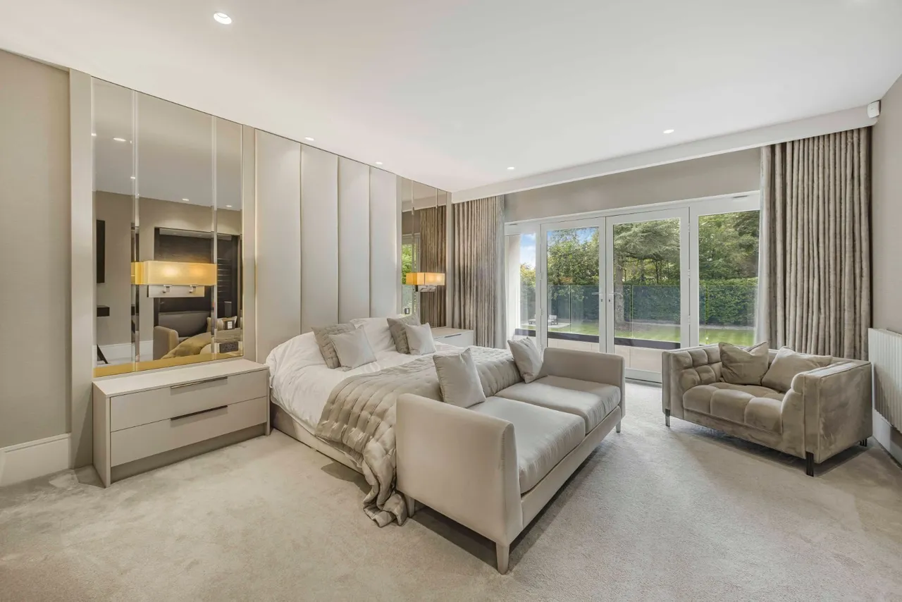 Bollinway, Hale, WA15, photo 11