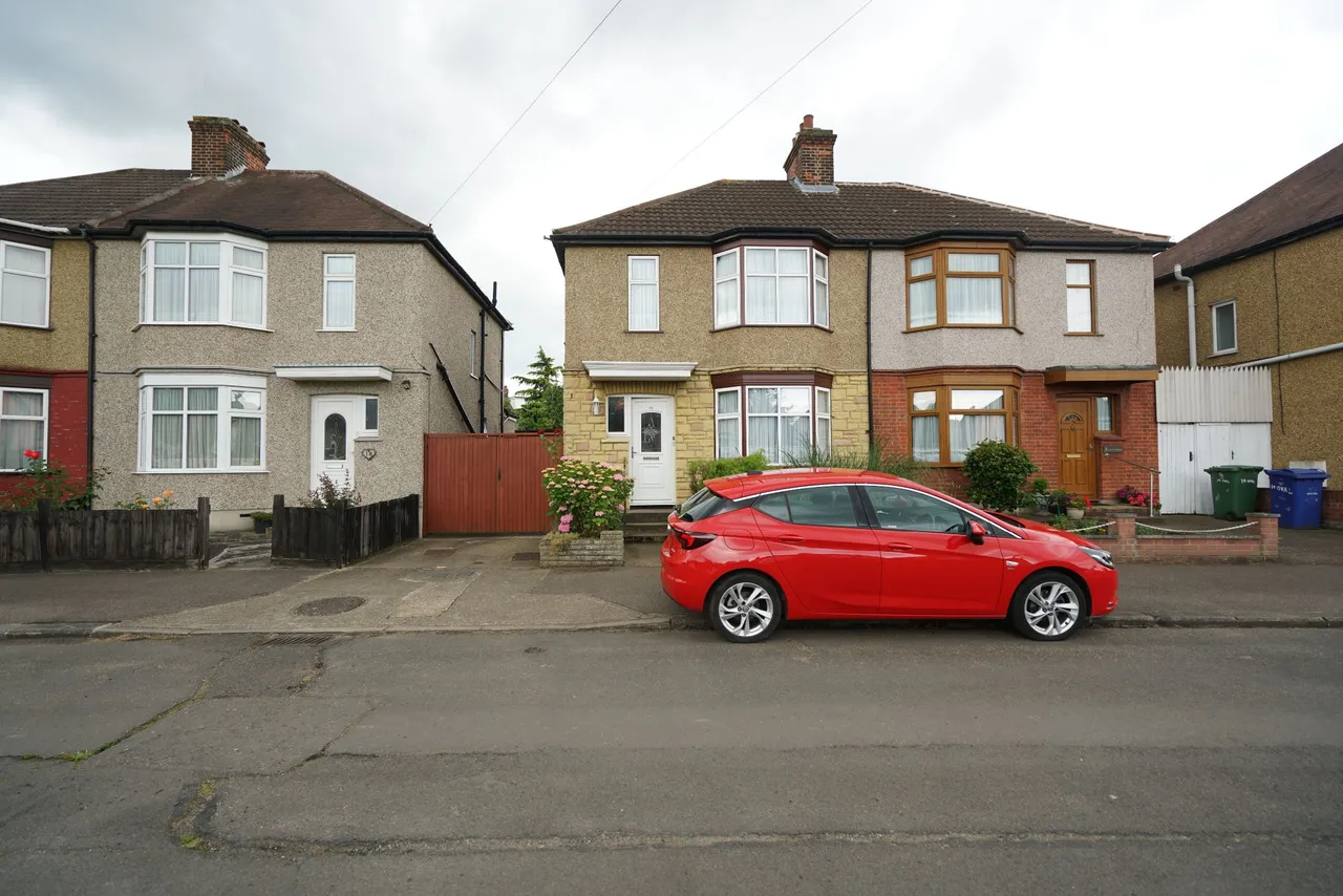 3 bed house for sale — Oval Gardens, Grays, Essex, RM17 5NR