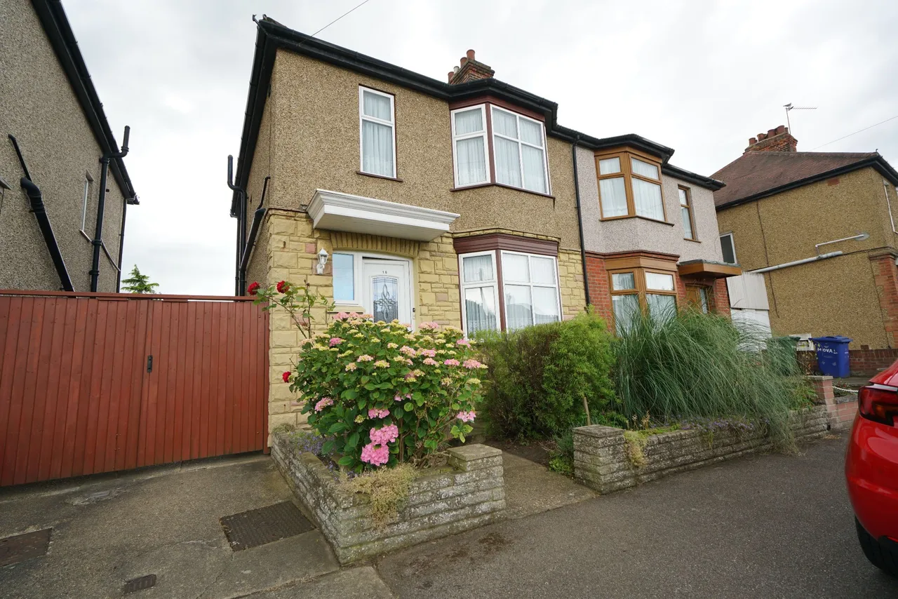 Oval Gardens, Grays, Essex, RM17 5NR, photo 2