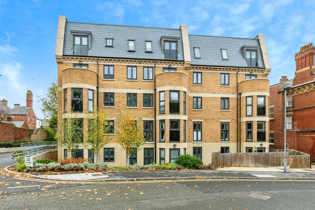 2 bed flat for sale — Berneslai Close, Barnsley