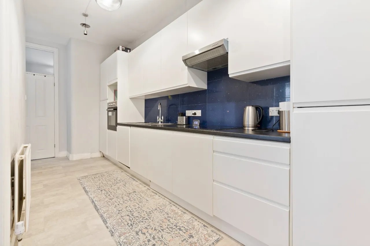 Prince of Wales Drive, London, SW11, photo 2