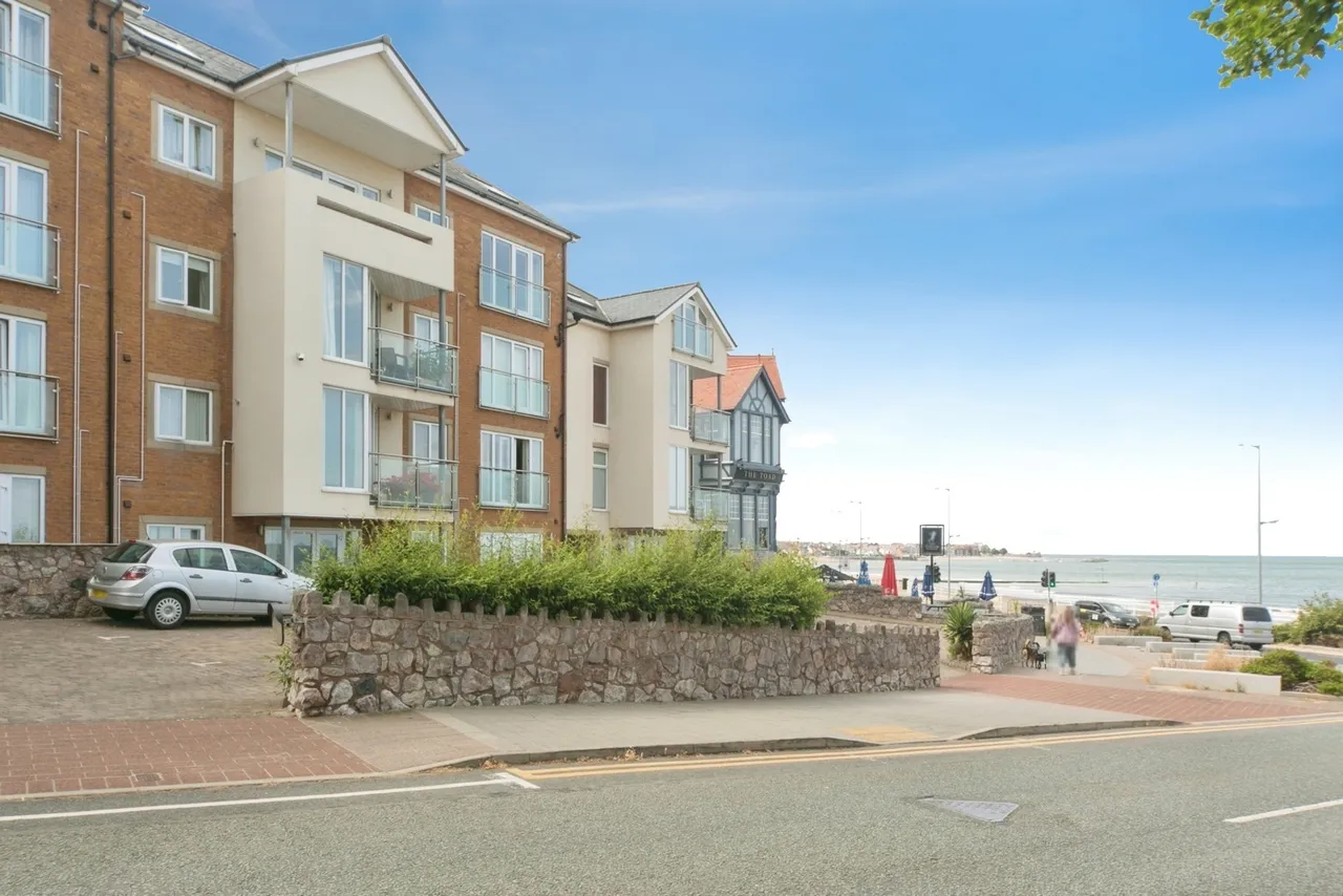 3 bed flat for sale, Marine Road, Rhos on Sea, LL28