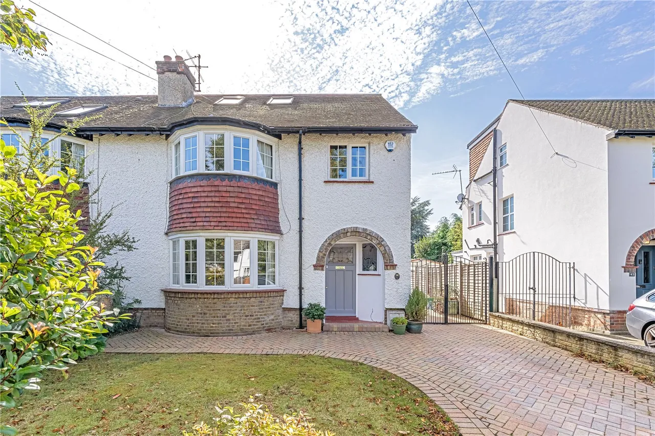4 bed house for sale — Courtlands Avenue, Hampton, TW12 3NS
