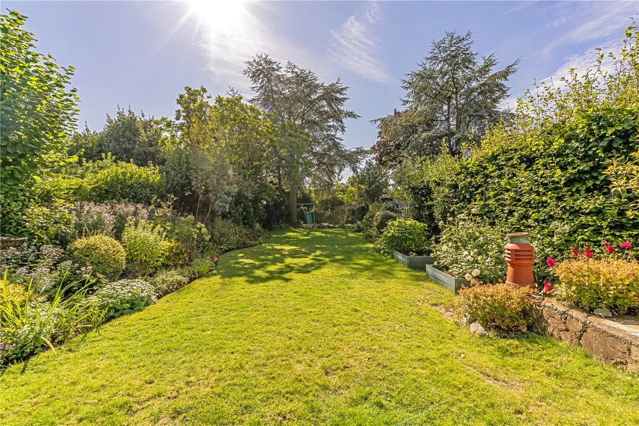 Courtlands Avenue, Hampton, TW12 3NS, photo 2