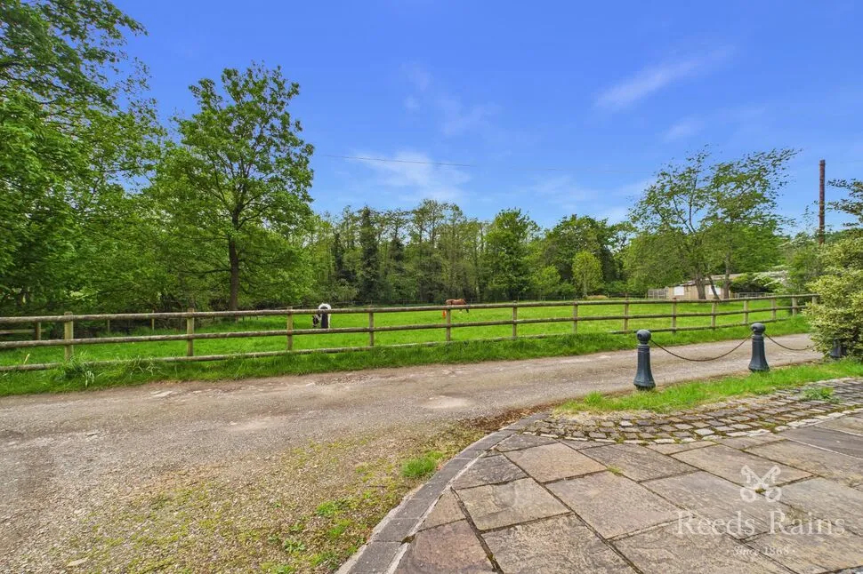 Main Road, Unstone, S18, photo 30