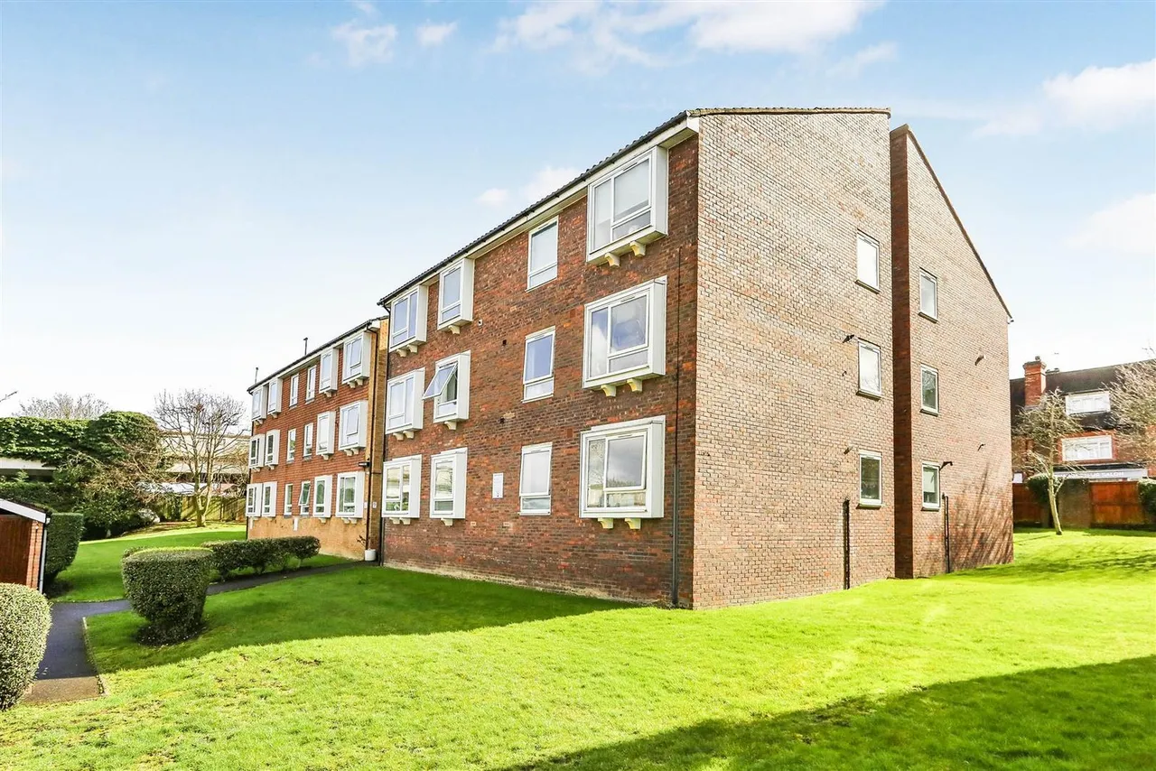 1 bed flat for sale — Station Approach, Cheam, Sutton, SM2 7BN
