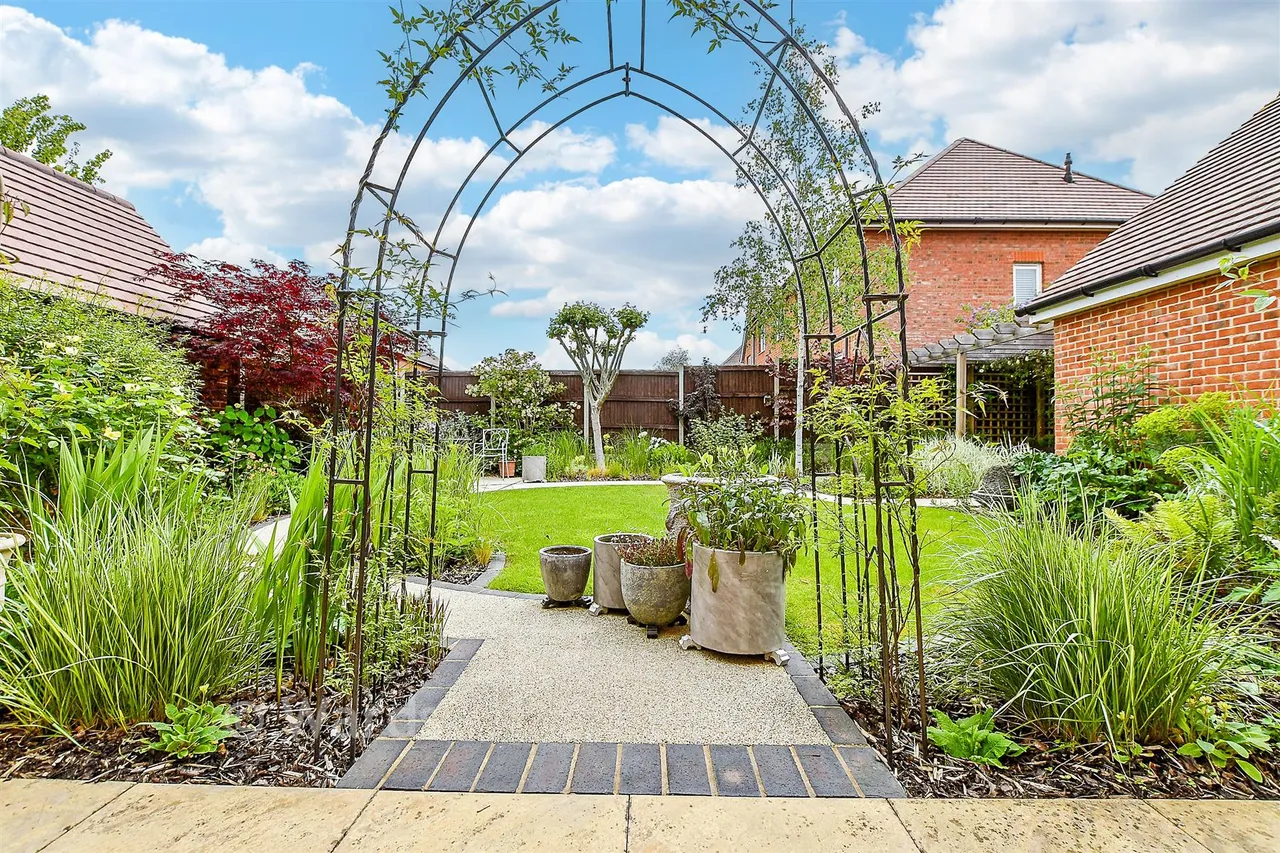 Admiral Way, Marden, TN12, photo 18