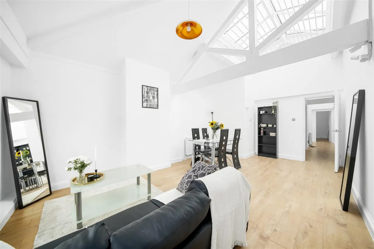 2 bed flat for sale — Sylvester Path, Hackney Central, E8