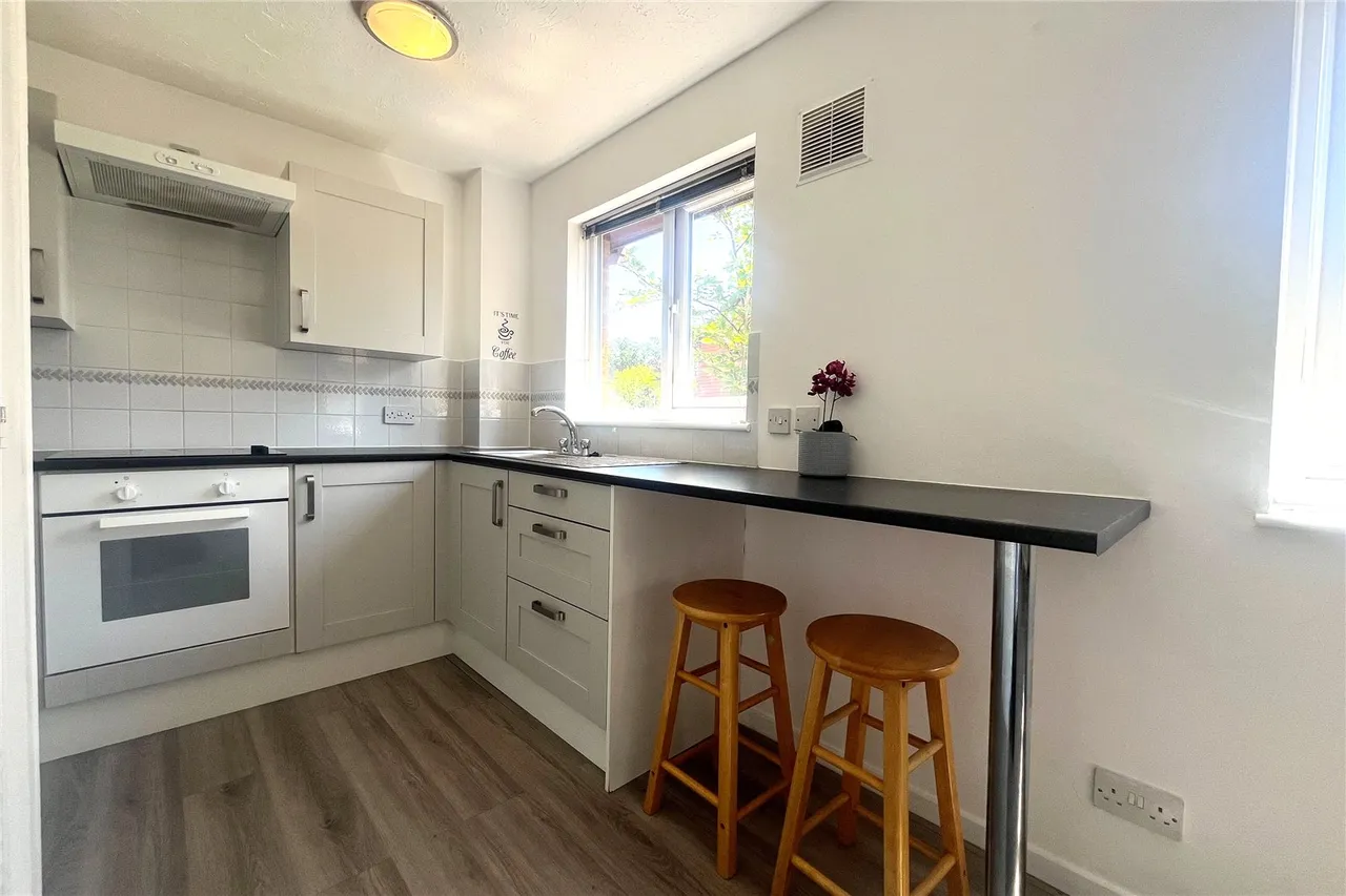 St. Peters Gardens, Wrecclesham, Farnham, Surrey, GU10 4QY, photo 6