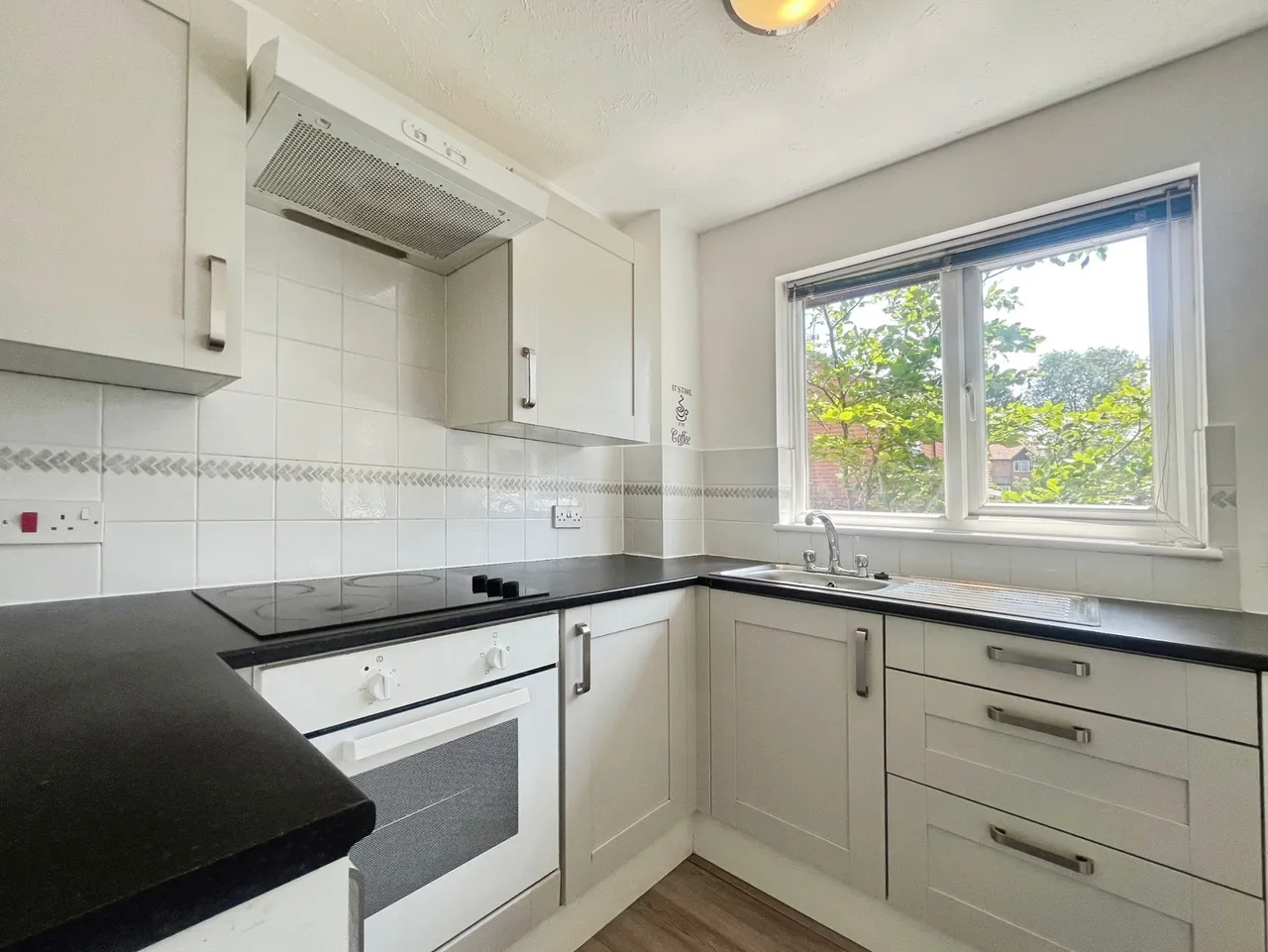 St. Peters Gardens, Wrecclesham, Farnham, Surrey, GU10 4QY, photo 5