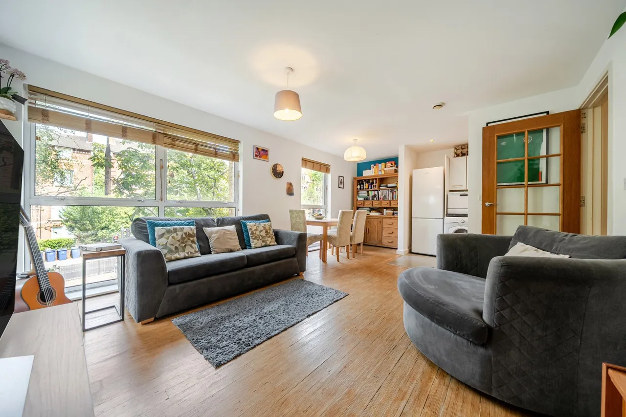 2 bed flat for sale — Highwood Close, SE22