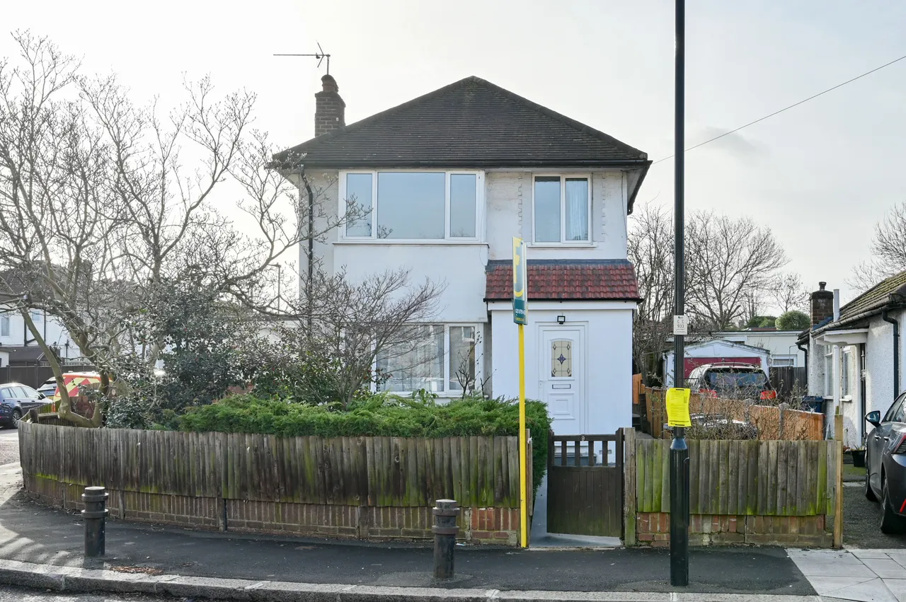 2 bed house to rent — 9 Croyde Avenue, Greenford