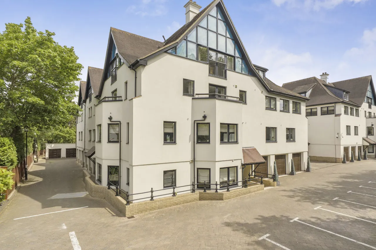2 bed flat for sale, Carew Road, Northwood, HA6