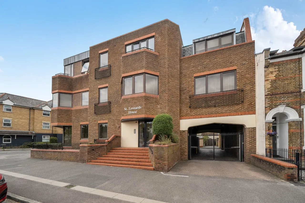 2 bed flat for sale, St. Leonards Road, Windsor