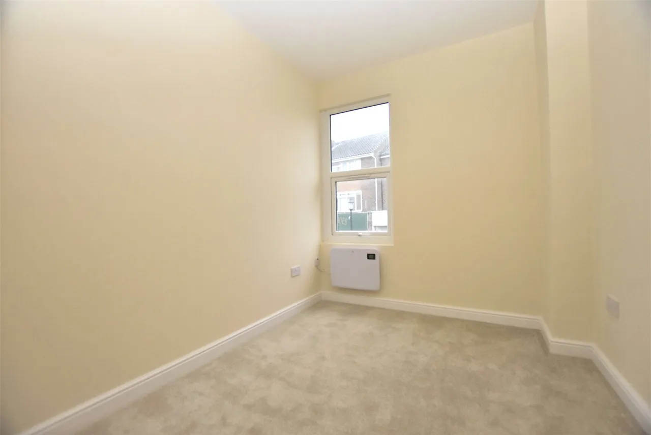 High Street, Horley, RH6 7AY, photo 5