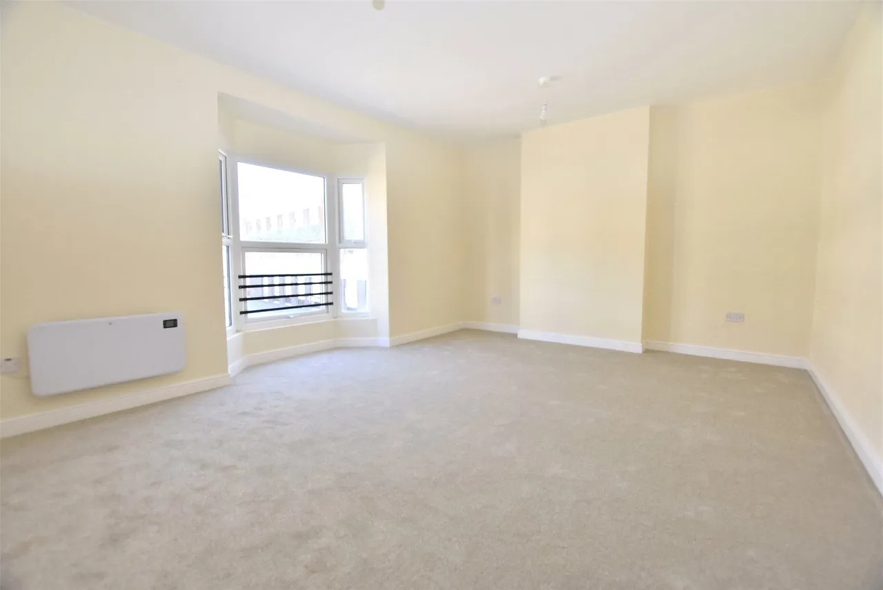 2 bed flat to rent — High Street, Horley, RH6 7AY