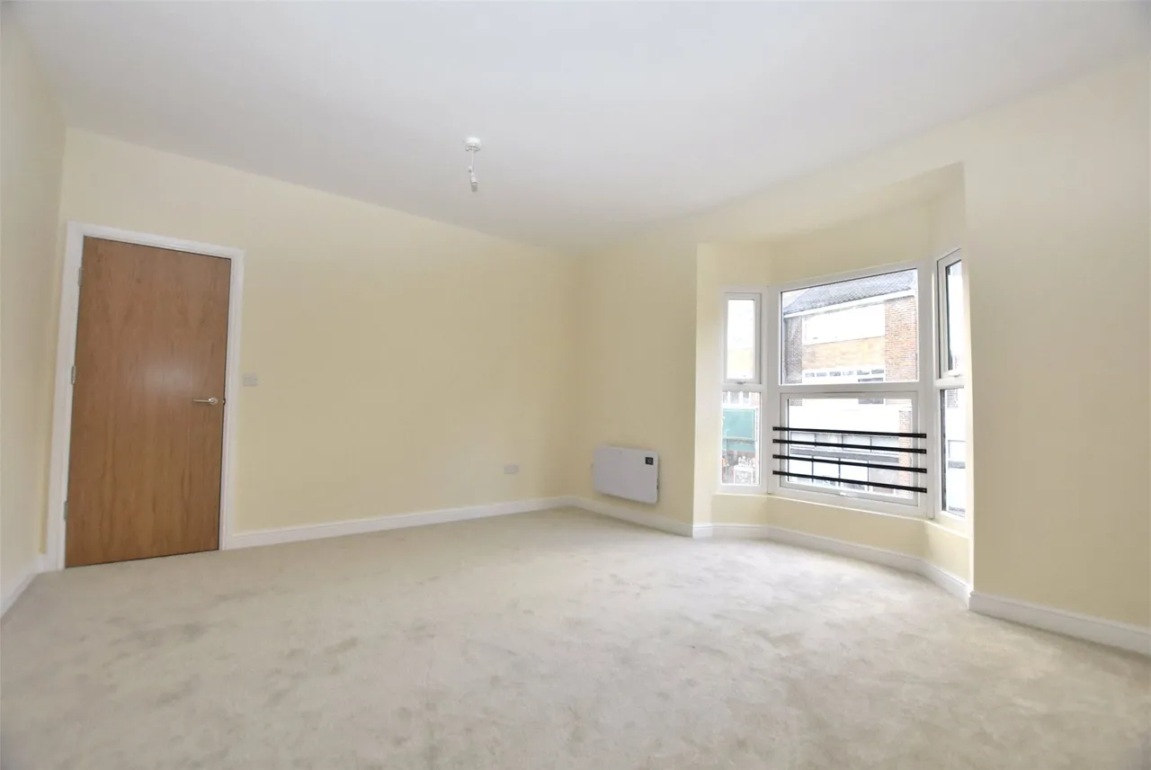 High Street, Horley, RH6 7AY, photo 3