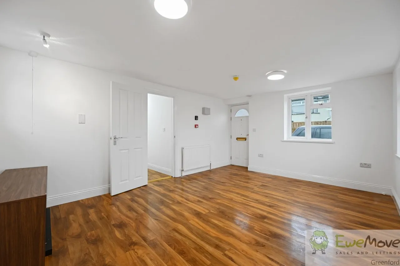 Sutton Lane, Hounslow, TW3, photo 2