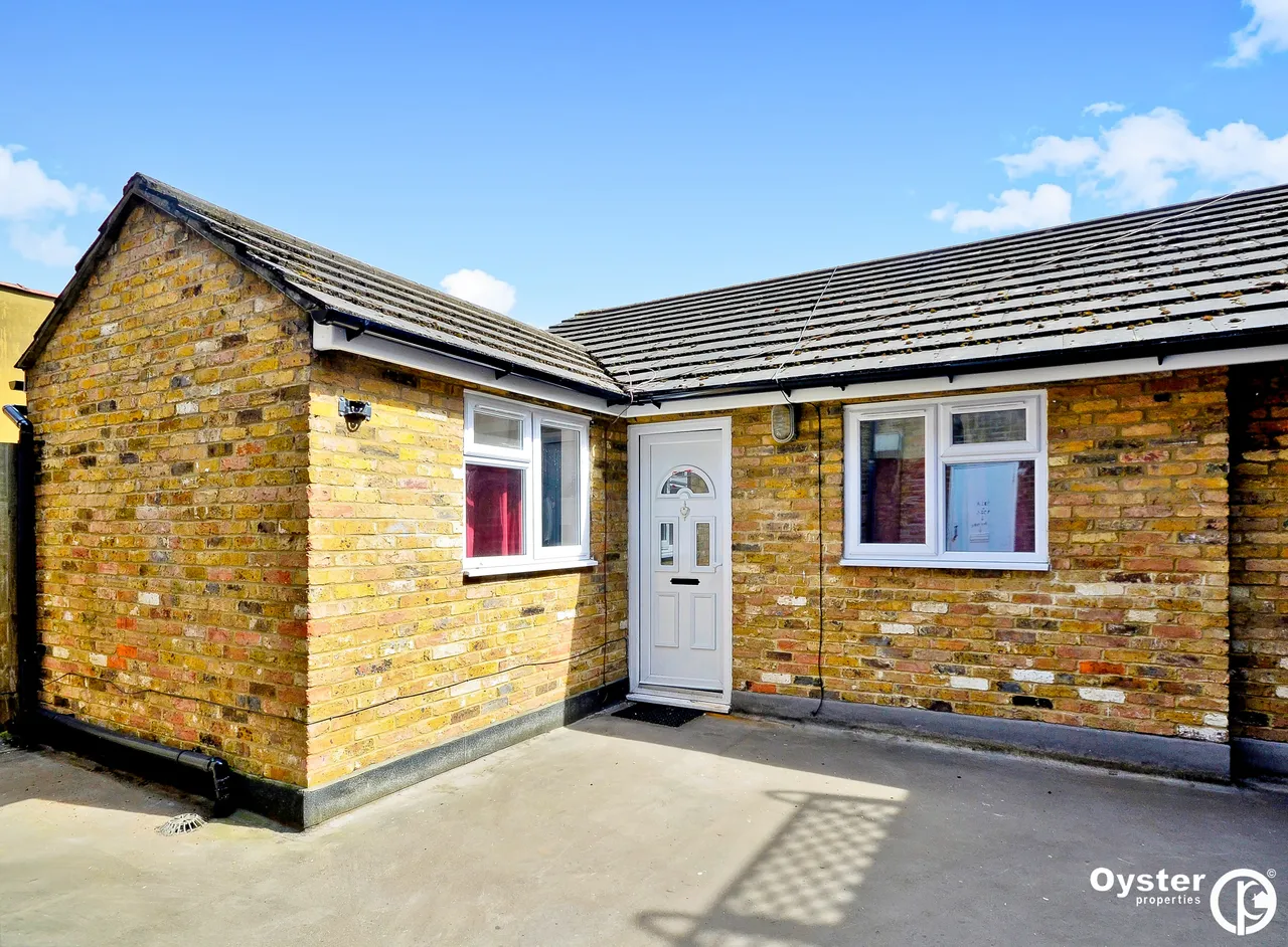 2 bed flat to rent, High Road, London, N12