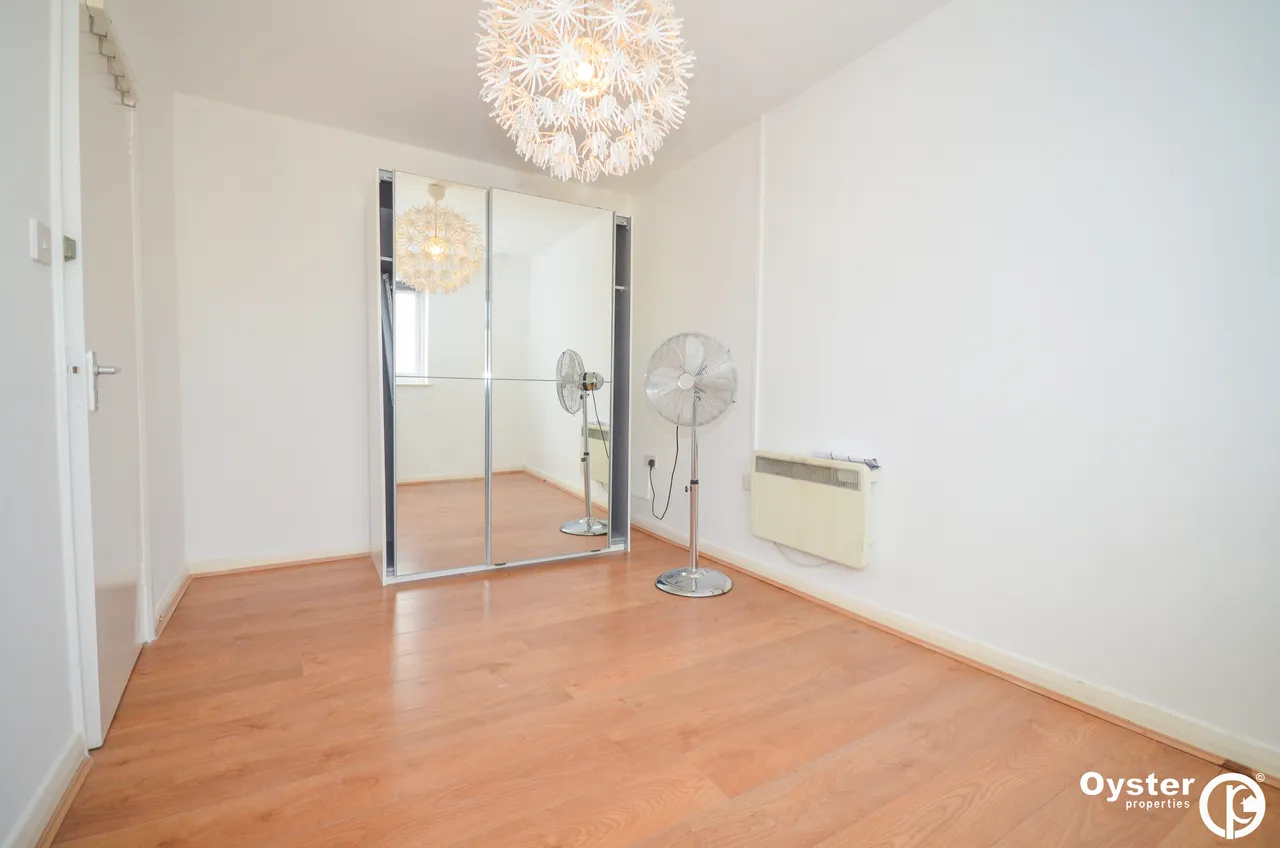 High Road, London, N12, photo 6