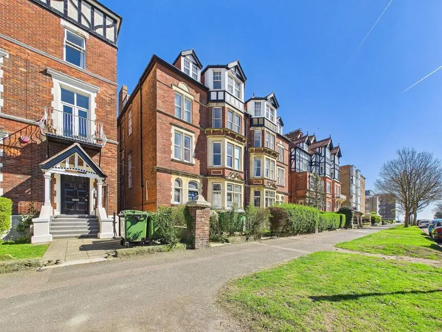 3 bed flat for sale — Earls Avenue, Folkestone, Kent, CT20