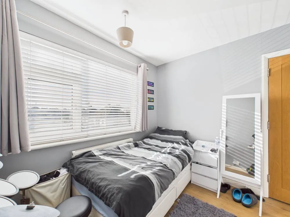 Lansdowne Road, Staines-upon-Thames, TW18, photo 13