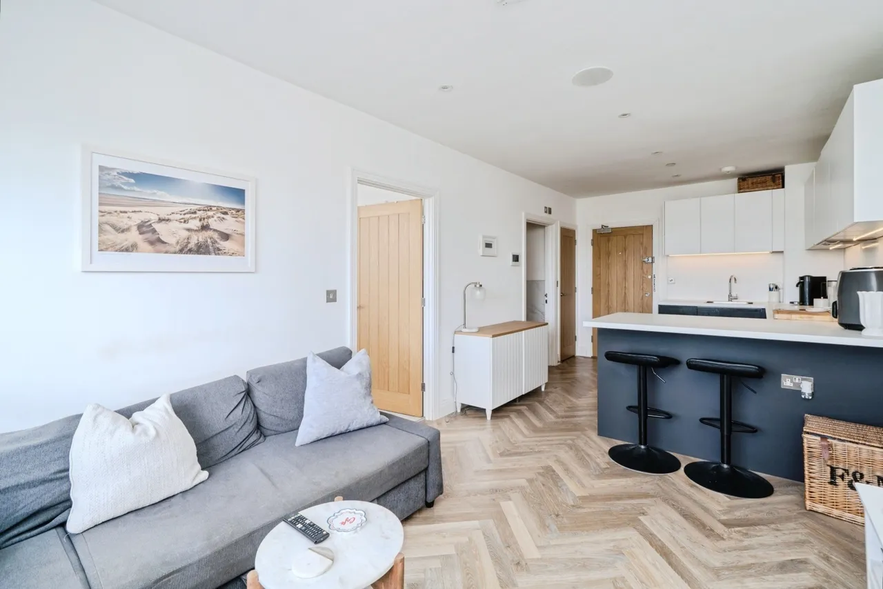 Cleeve Road, Leatherhead, KT22, photo 3